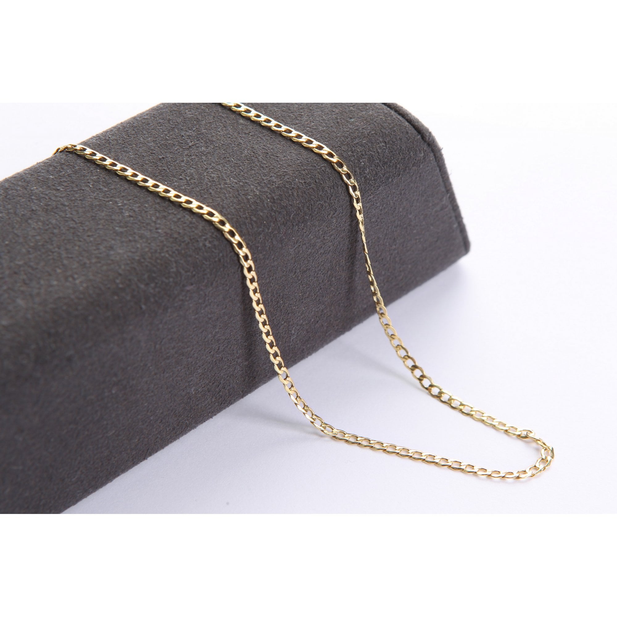 Curb Chain 9ct - detail view | Prime Jewellery